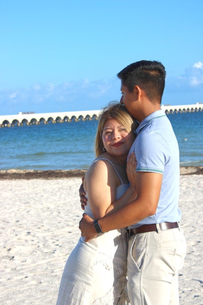 Obed y Ana abrazados en la playa