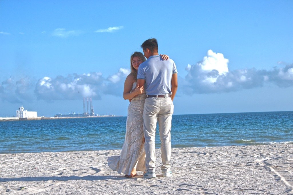 Obed y Ana caminando en la playa